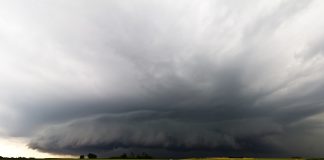 Cod portocaliu de vijelii. Vântul va bate și cu 90 km/h: lista județelor afectate nori furtună