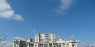 Împușcături în Piața Constituției. Un bărbat de 30 de ani a murit