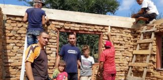 Voluntari înjurați și reclamați că renovează casa unei familii sărmane casă renovată