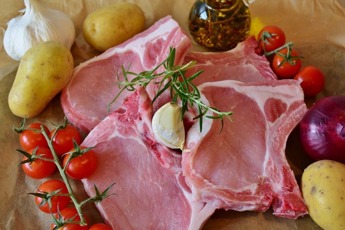 Un studiu spune că nu ar fi dăunător pentru sănătate carnea roșie FOTO: RitaE/Pixabay.com