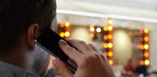 Înșelătoria momentului în România. Aplicația instalată pe telefon telefon bărbat vorbește