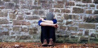 Profesoară către elev: “Te urăsc, efectiv, nu te pot suporta! N-ai vrea să te muți la altă masă?” băiat deprimat singur