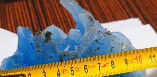 O bucată de gheață neobișnuită a căzut din cer prin acoperișul unei case din România