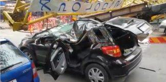 O macara s-a prăbușit peste o mașină. Șoferul este grav rănit macara prăbușită bucurești