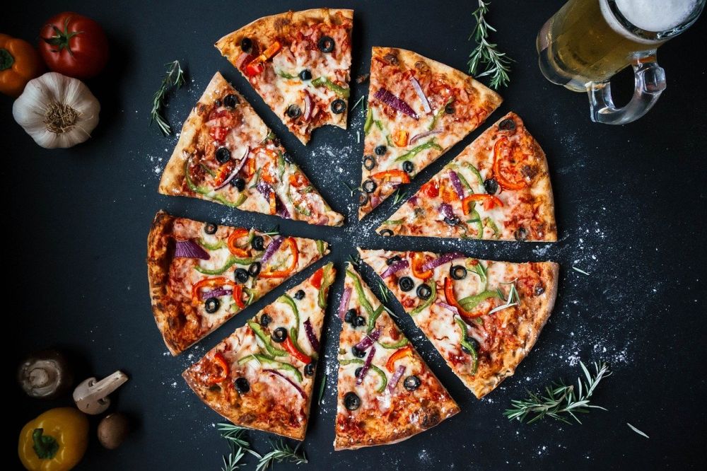 câte calorii are o felie de pizza