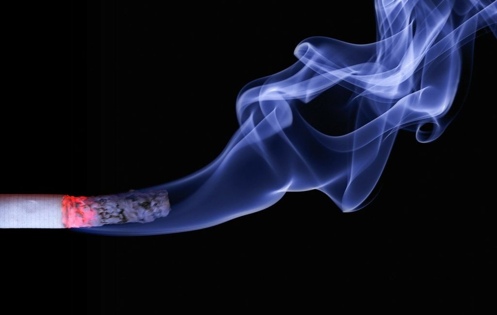 Câțiva angajați britanici și japonezi pot trece pe lista cu beneficiile renunțării la fumat și faptul că au un concediu mai lung FOTO: realworkhard/Pixabay.com