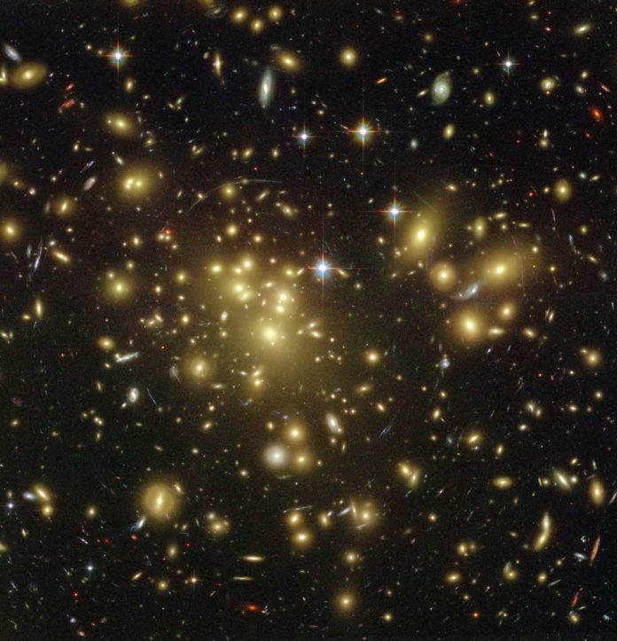 materia întunecată roi de galaxii efectul de lentilă gravitațională