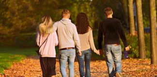 Orban: Și după 15 mai trebuie să stăm tot în grupuri de maximum 3 persoane distanțare socială prieteni cuplu