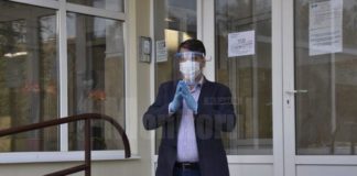 Director demis după ce s-a rugat în genunchi, în fața instituției, pentru stoparea pandemiei rugăciune suceava