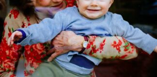 Bunică obligată de instanță să șteargă fotografiile cu nepoții publicate pe Facebook bunică nepot