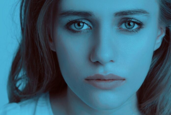 fată boală tristă trist