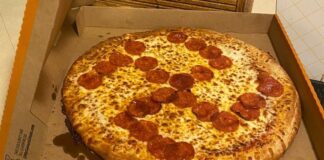 Un cuplu a cumpărat o pizza și a avut parte de o surpriză uriașă când a deschis cutia pizza svastică