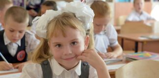 Expert: Copiii riscă mai mult să fie afectați pentru că nu merg la școală decât dacă iau coronavirusul școală elev copil fată fetiță elevi școală primară