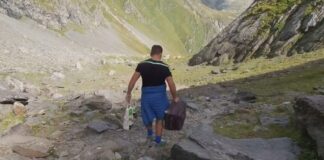 “Ca la aeroport”. Un turist a pornit în drumeție pe munte cu trolerul după el troler munte vârful moldoveanu