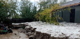 S-au trezit cu ”ghețarul” în curte! Strat de grindină de un metru, la Mihail Kogălniceanu