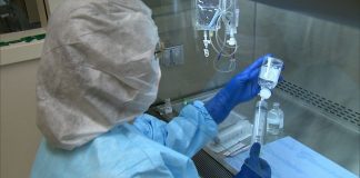 Alte aproape 4.000 de cazuri noi. Crește presiunea pe secțiile ATI coronavirus spital seringă fiolă cercetare tratament doctor medic perfuzie