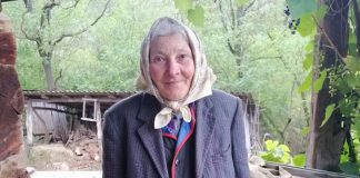 O bătrână trăiește izolată într-un sat de munte din Apuseni, cu o pensie de 15 lei pe lună Tanti Fica