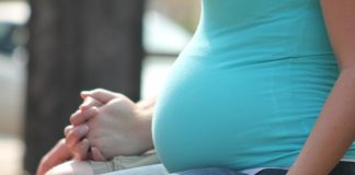 Medic ginecolog trimis în judecată pentru șpaga pentru o cezariană femeie însărcinată gravidă