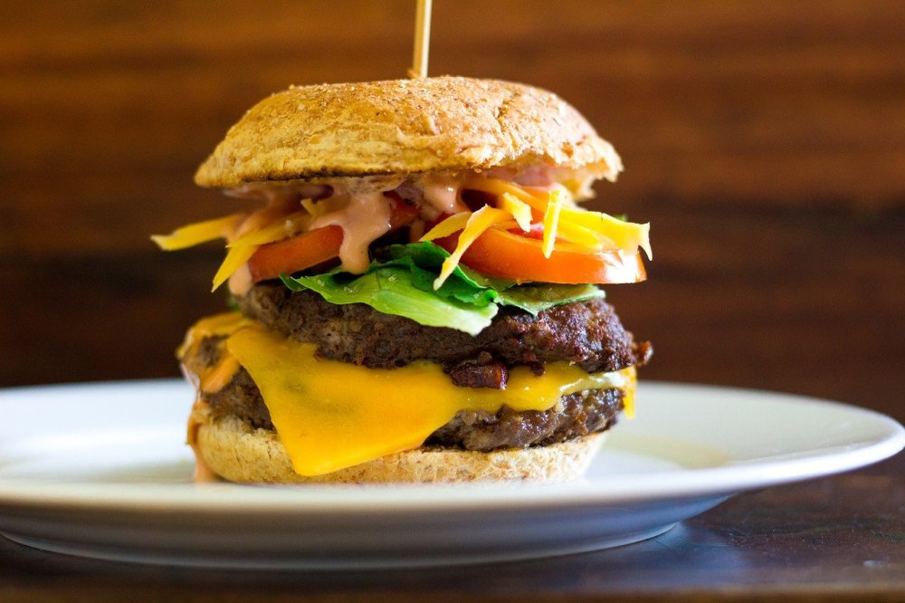 câte calorii are un hamburger