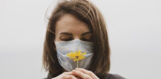 Drama unei tinere care și-a pierdut gustul și mirosul după COVID: „Parcă aș mușca din gunoi. Plângeam de foame. Am slăbit 6 kg în 8 zile” mască floare femeie