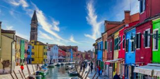 Micul oraș pescăresc în care toate casele sunt colorate Burano, Italia FOTO: gabmarjan/Pixabay.com