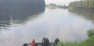 O mașină cu 3 persoane a căzut în Dunăre. Salvatorii caută supraviețuitori brațul borcea mașină