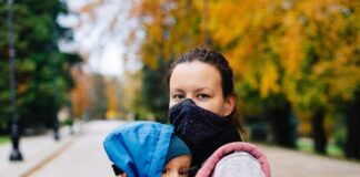 Vor fi restricții în toamna aceasta? Orașul care ar putea avea 6 infectări la 1.000 de locuitori luna viitoare mamă bebeluș mască coronavirus