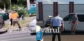 Doi șoferi s-au luat la bătaie pe stradă, altul a smuls actele din mâinile polițistului FOTO: Captură video