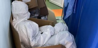 O asistentă epuizată doarme într-o cutie de carton pentru că nu mai sunt paturi sau scaune libere în spital asistentă cutie carton spitalul pantelimon