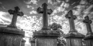 Un preot de 46 de ani și soția lui, nevaccinați, au murit de COVID. Doi copii au rămas orfani cruci cruce cimitir