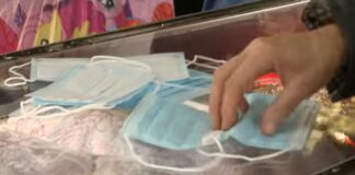 O credincioasă a frecat mai multe măști de protecție de racla Sfintei Parascheva măști de protecție raclă