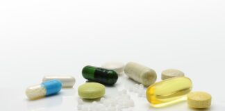 Combinația posibil mortală pe care o iau acum mii de români pentru a se trata de COVID pastile