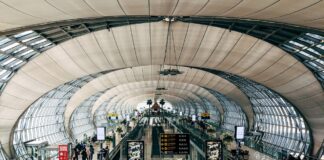 Un aeroport internațional amendează companiile care aduc în țară pasageri nevaccinați aeroport