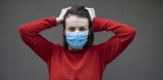 Perioada de izolare pentru bolnavii de COVID s-a redus. Cât este acum perioada de izolare covid mască