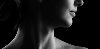 Un nou fals medic estetician a fost descoperit în România femeie față gât