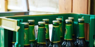 Un ieşean a furat bere de 6.000 de lei. L-a luat cu el și pe fiul său de numai 3 ani bax bere