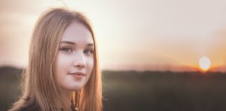 Elevii cu părul vopsit dintr-o școală din România riscă să fie exmatriculați adolescentă fată