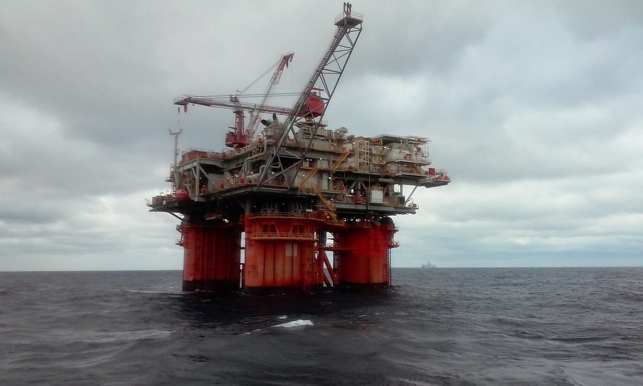 legea offshore gaz marea neagră platformă petrol