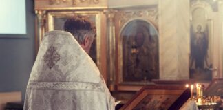 Un preot ortodox din Rusia a fost turnat de enoriașii săi după ce a spus că se roagă pentru ucraineni preot ortodox