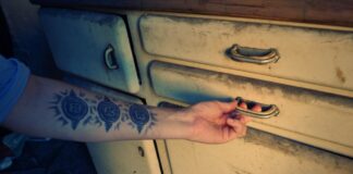 Un bărbat care a cumpărat mobilă de bucătărie la mâna a doua a găsit 150.000 de euro ascunși în dulap sertar