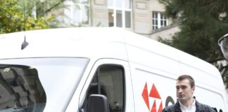 Guvernul îi va obliga pe curieri să raporteze la ANAF persoanele care achită cash la livrare firmă de curierat