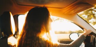 Tânără din România condamnată să-și petreacă 6 weekenduri în casă pentru că a condus fără permis fata volan mașină condus