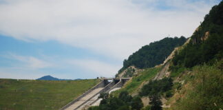 Un turist care voia să își facă un selfie în zona barajului Siriu a căzut 30 de metri în gol barajul siriu