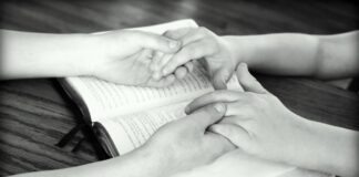 14 membri ai unei secte religioase sunt acuzați de crimă după ce au refuzat tratamentul pentru o fetiță bolnavă rugăciune mâini rugă