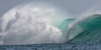 Doi tineri au dispărut în mare, la Costinești, și sunt căutați la această oră valuri mare