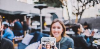 Două femei au descoperit că au fost schimbate la naștere după ce au văzut niște fotografii pe Facebook fotografie cameră