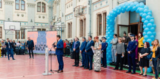 George Simion, huiduit de elevii de la Liceul „Gheorghe Lazăr”. Fusese invitat să vorbească la deschiderea noului an școlar george simion