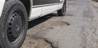 8 mașini au fost avariate după ce au făcut pană pe autostradă în aceeași groapă nesemnalizată groapă drum