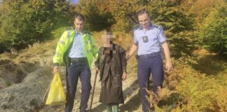 Bătrână rătăcită în pădure, găsită de polițiști după ce un operator din call center a sunat-o să-i facă o ofertă bătrână rătăcită