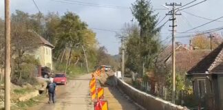 Localnici blocați în propriile curți de un zid ridicat în drum de firma ce repară strada drum zid hodod